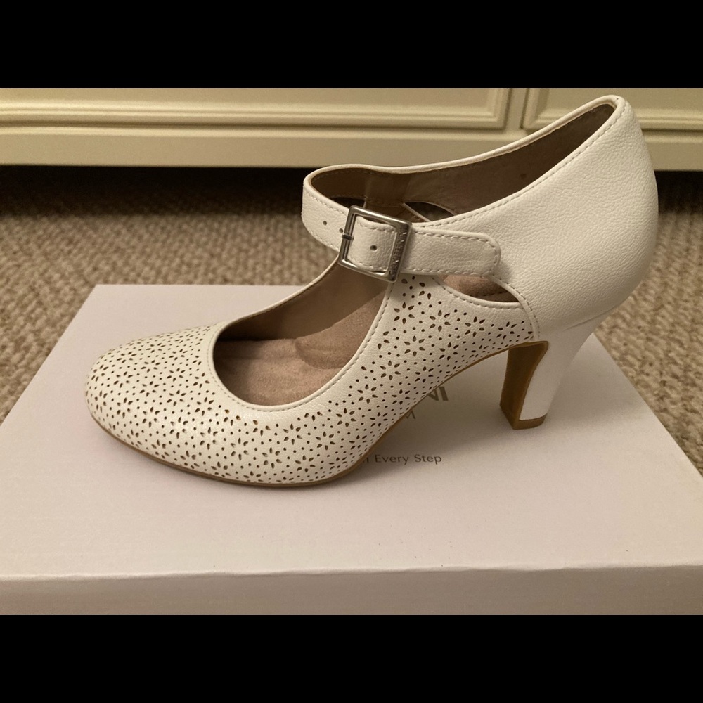Brand new Giani Bernini memory foam Mary Jane heels, size 5.